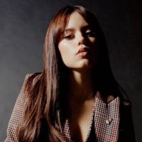 Jenna Ortega vuelve a poner de moda las icónicas zapatillas Adidas Samba negras con su look más básico