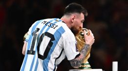 Lionel Messi besando la Copa del Mundo