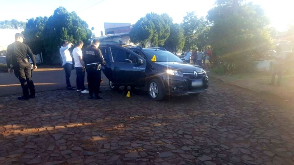 La Renault Sandero de la docente Carla de Oliveira, asesinada por sicarios en Misiones.
