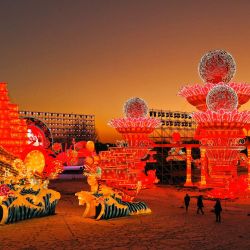 Esta foto muestra a la gente visitando un espectáculo de linternas en Shenyang, en la provincia nororiental china de Liaoning. | Foto:AFP