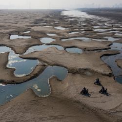Esta foto muestra a personas en scooters en una sección de un lecho de río reseco a lo largo del río Yangtze en Wuhan, en la provincia central china de Hubei. | Foto:AFP