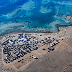 Esta foto muestra una vista aérea de un vivac junto a la costa del Mar Rojo, cerca de Yanbu, en Arabia Saudí, antes del Rally Dakar 2023, que este año se celebrará en Arabia Saudí. | Foto:FRANCK FIFE / AFP
