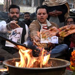 Los trabajadores del Partido Bharatiya Janata realizan el 'Havan' o ritual religioso para la pronta recuperación de la salud de la madre del primer ministro de la India, Narendra Modi, Heeraben, en un complejo de templos en Amritsar, India. | Foto:Narinder Nanu / AFP