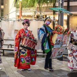 Personas vestidas con kimono desfilan por una calle mientras anuncian una feria en el distrito de Nihonbashi, en Tokio, Japón. | Foto:YUICHI YAMAZAKI / AFP