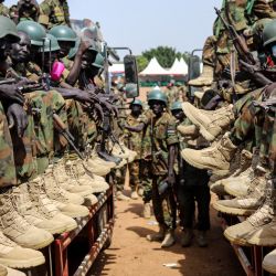 Soldados de las Fuerzas de Defensa del Pueblo de Sudán del Sur se preparan para ser desplegados en la República Democrática del Congo tras su ceremonia de partida en el cuartel general de las SSPDF en Juba. | Foto:Samir Bol / AFP