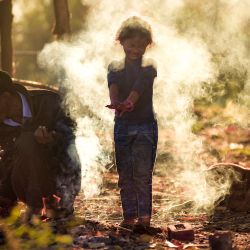 Un niño reacciona ante el humo de una hoguera encendida por los ancianos del pueblo para calentarse en una mañana invernal en las afueras de Jabalpur, India. | Foto:UMA SHANKAR MISHRA / AFP