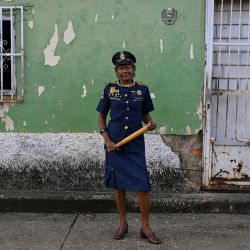 Una mujer vestida con un uniforme de policía de época se para para un retrato durante la celebración del Día de los Santos Inocentes en Caucagua, estado Miranda, Venezuela. | Foto:Federico Parra / AFP