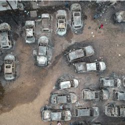 Vista aérea de coches quemados en el estacionamiento del edificio de la Fiscalía Departamental de Santa Cruz tras haber sido incendiados durante las protestas llevadas a cabo por simpatizantes de Luis Fernando Camacho, gobernador opositor de la región de Santa Cruz, tras su detención en Santa Cruz, Bolivia. | Foto:RODRIGO URZAGASTI / AFP)