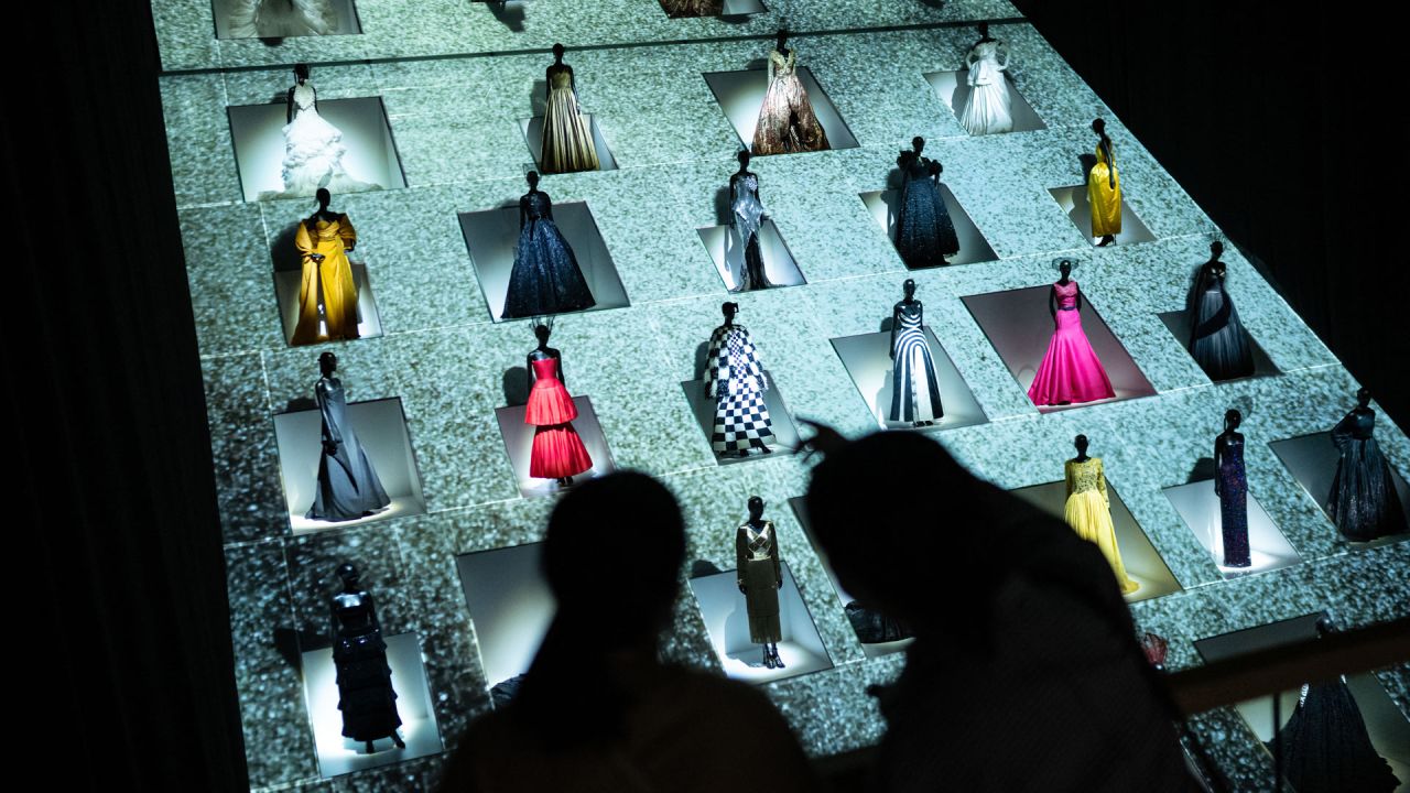 Personas visitan la exposición "Christian Dior: Diseñador de sueños" durante una vista previa para los medios de comunicación en el Museo de Arte Contemporáneo de Tokio en Tokio. | Foto:YUICHI YAMAZAKI / AFP