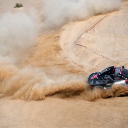 Los pilotos híbridos españoles de Audi Carlos Sainz y su copiloto Lucas Cruz compiten durante el prólogo del Dakar 2023 junto al Mar Rojo en Yanbu, Arabia Saudí. | Foto:FRANCK FIFE / AFP
