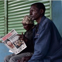 Un hombre lee un diario local que muestra un retrato del difunto Papa Emérito Benedicto XVI en portada en Nairobi, Kenia. | Foto:Tony Karumba / AFP