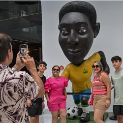Visitantes posan para una foto en el Museo de Pelé en Santos, Brasil. | Foto:NELSON ALMEIDA / AFP