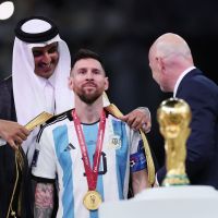 Quién es el multimillonario emir de Qatar que arribó a Uruguay, y qué negocios lo une a Lionel Messi