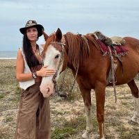 Zaira Nara empezó el año con un palazzo largo, sombrero, top y chaleco vaquero