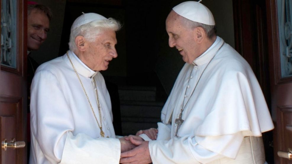 Benedicto XVI junto a Francisco