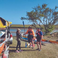 El ingreso a Pampas de Anguyá Tutú, a solo media hora de San Clemente del Tuyú. Luego del canotaje por la bahía, unos mates para recuperar fuerzas. La principal dificultad para el desplazamiento son los cangrejales, prácticamente imposibles aun con poca agua. 