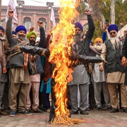 Los agricultores gritan eslóganes mientras queman una efigie del ministro principal de Punjab, Bhagwant Mann, durante una protesta contra el gobierno estatal por la disputa de tierras agrícolas en Amritsar, India. | Foto:Narinder Nanu / AFP