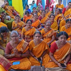 Devotos hindúes ofrecen oraciones a la divina deidad de Shri Balaji en un templo con motivo del festival 'Vaikuntha Ekadashi' en Bengaluru, India. | Foto:Manjunath Kiran / AFP