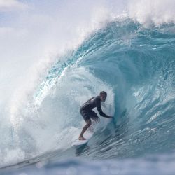 El hawaiano Koa Rothman surfea en la costa norte de Oahu, Hawái. | Foto:Brian Bielmann / AFP