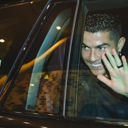 La foto muestra a la estrella portuguesa Cristiano Ronaldo saludando a su llegada a un aeropuerto privado en Riad antes de ser presentado como jugador del Al Nassr. | Foto:AL NASR FC / AFP