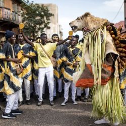 Miembros de la sociedad "Ekum Baba" reaccionan durante el festival anual de caza en Banjul, Gambia. - Este festival de caza se celebra cada año nuevo. Los dos grupos "Ekum Baba" y "Odilleh" salen cada año a las calles de Banjul para luchar por el título de mejores cabezas de animales, máscaras y disfraces. | Foto:MUHAMADOU BITTAYE / AFP