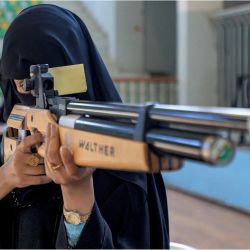Una atleta apunta con un rifle de aire comprimido mientras compite en un campeonato local de tiro en la capital de Yemen, Saná, controlada por los rebeldes hutíes. | Foto:MOHAMMED HUWAIS / AFP