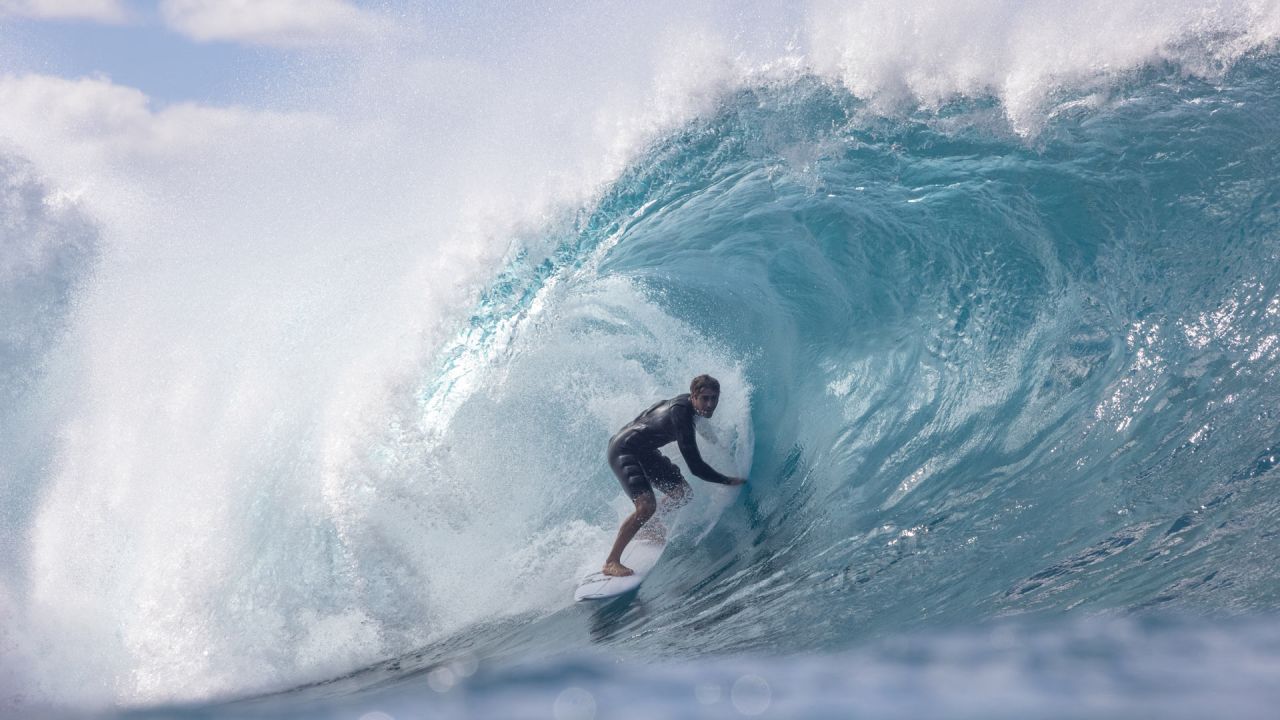 El hawaiano Koa Rothman surfea en la costa norte de Oahu, Hawái. | Foto:Brian Bielmann / AFP