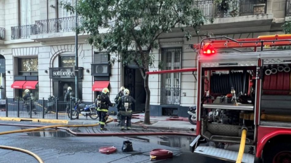 Incendio en un restaurante de Recoleta, ubicado en la planta baja de un edificio residencial.
