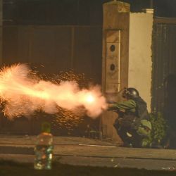 Agentes de policía disparan gases lacrimógenos contra jóvenes que exigen la liberación del gobernador de Santa Cruz, Luis F. Camacho a las puertas del Comando Departamental de Policía en Santa Cruz, Bolivia. | Foto:RODRIGO URZAGASTI / AFP