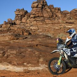 El motociclista argentino Luciano Benavides compite durante la cuarta etapa del rally Dakar 2023 alrededor de Ha'il, en Arabia Saudí. | Foto:FRANCK FIFE / AFP