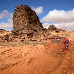 El piloto francés Jean Remy Bergounhe y su copiloto Lionel Costes compiten durante la cuarta etapa del rally Dakar 2023 alrededor de Ha'il, en Arabia Saudí. | Foto:FRANCK FIFE / AFP