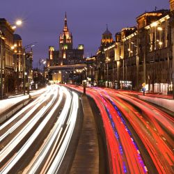 Esta fotografía muestra un coche que pasa por una calle dejando una estela de luz frente a un edificio de la época de Stalin en Moscú. | Foto:YURI KADOBNOV / AFP