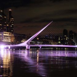 Imagen del Puente de la Mujer en Puerto Madero, en la ciudad de Buenos Aires. | Foto:Xinhua/Martín Zabala