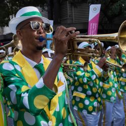 Intérpretes tocan música, cantan y bailan mientras participan en el Desfile de los Juglares en Ciudad del Cabo. - Unos 20.000 artistas divididos en decenas de comparsas desfilaron por el centro de la ciudad mientras tocaban música y bailaban en el carnaval anual de los Juglares de Ciudad del Cabo. | Foto:RODGER BOSCH / AFP