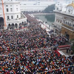 Los devotos se agolpan para visitar el Templo Dorado en Amritsar, India. | Foto:Narinder Nanu / AFP
