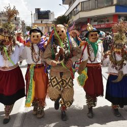 Personas participan en un desfile durante el carnaval de "Negros y Blancos" en Pasto, Colombia. - El Carnaval celebra la diversidad étnica de la región y fue proclamado patrimonio cultural inmaterial por la UNESCO en 2009. | Foto:DANIEL MUNOZ / AFP