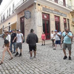 Turistas extranjeros caminan por una calle, en La Habana, capital de Cuba. | Foto:Xinhua/Joaquín Hernández