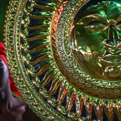 Un bailarín observa antes del comienzo del festival anual Perahera en el histórico templo budista de Kelaniya, en Sri Lanka. | Foto:ISHARA S. KODIKARA / AFP