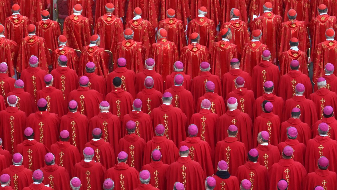 Cardenales y obispos asisten a la misa funeral del Papa emérito Benedicto XVI en la plaza de San Pedro del Vaticano. | Foto:FILIPPO MONTEFORTE / AFP