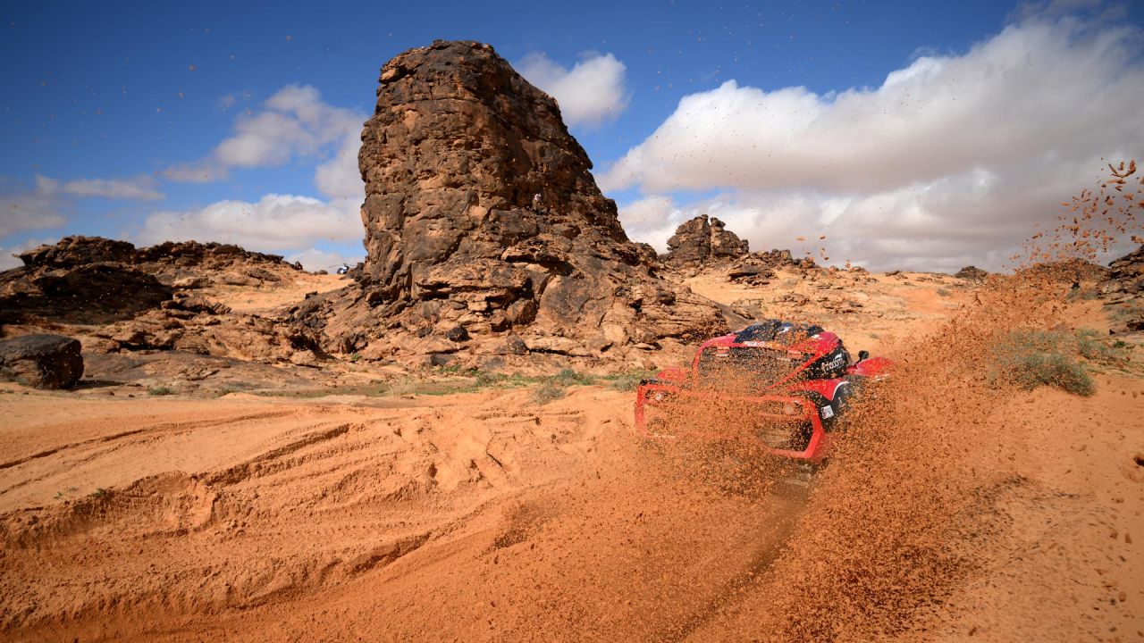 El piloto francés Jean Remy Bergounhe y su copiloto Lionel Costes compiten durante la cuarta etapa del rally Dakar 2023 alrededor de Ha'il, en Arabia Saudí. | Foto:FRANCK FIFE / AFP