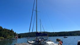 El velero Facundo IV recorre el Nahuel Huapi y de premio, picada con vino o cerveza a bordo.