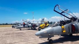 El paso de los aviones sorprendió a marplatenses y turistas.