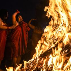 Devotos hindúes se calientan alrededor de hogueras después de bañarse en el río Shali durante el festival Swasthani Brata Katha, marcado con un baño auspicioso con la esperanza de una vida próspera y la felicidad conyugal, en Sankhu en las afueras de Katmandú, Nepal. | Foto:PRAKASH MATHEMA / AFP
