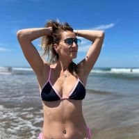 Mica Viciconte en las playas de Mar del Plata.