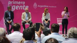 Alberto Fernández y Fernanda Raverta anunciando la ampliación de la AUH.