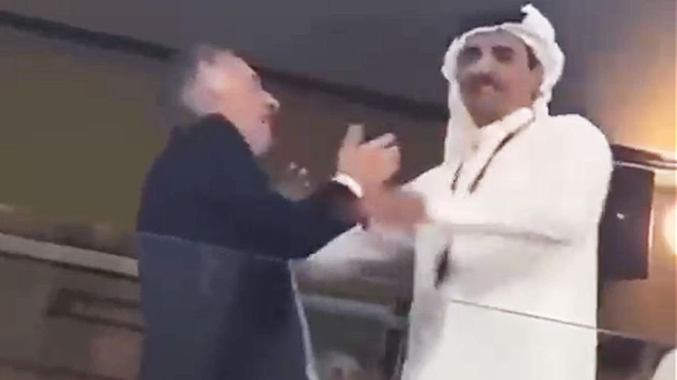 Mauricio Macri festejando con el emir de Qatar.