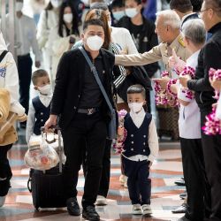 Los viajeros de un vuelo de Xiamen Airlines son recibidos por funcionarios gubernamentales y de salud tailandeses cuando llegan al aeropuerto de Suvarnabhumi en Bangkok, cuando China eliminó las restricciones de viaje de Covid-19. Foto de Jack TAYLOR / AFP | Foto:AFP
