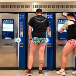Los boletos son comprados por personas que participan en el 'Día sin pantalones en el metro' anual (Paseo en metro sin pantalones) en el metro de Londres. Foto de JUSTIN TALLIS / AFP | Foto:AFP