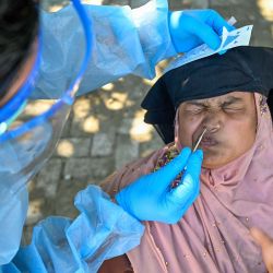 A un refugiado rohingya se le toma una muestra de hisopo para analizar el coronavirus Covid-19 en un refugio temporal en Ladong, provincia indonesia de Aceh. Foto de CHAIDEER MAHYUDDIN / AFP | Foto:AFP
