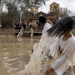 Peregrinos cristianos se adentran en el río Jordán en el sitio bautismal de Qasr al-Yahud, cerca de la ciudad ocupada de Jericó, en Cisjordania. Foto de HAZEM BADER / AFP | Foto:AFP